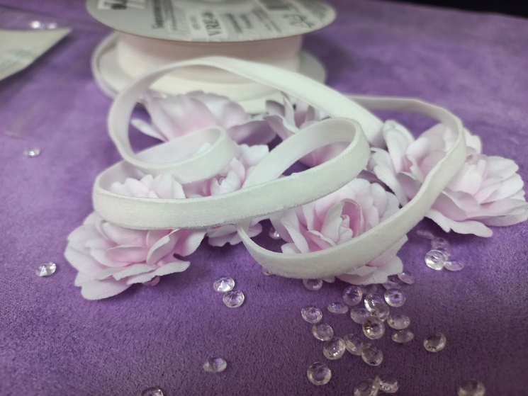 Бархатная эластичная лента "Белая" 6 мм, 1 метр