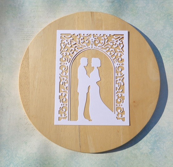 Cutting down the bride and groom cardstock paper 290 gr.