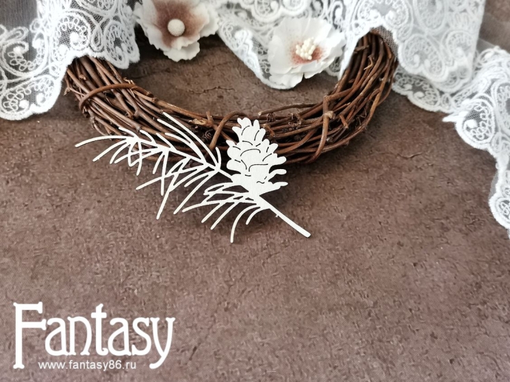 Чипборд Fantasy "Еловая ветка с шишкой 3571", размер 9*4,5 см