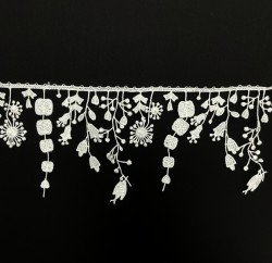 White lace guipure with pendants, width 8.5 cm, cut 50 cm
