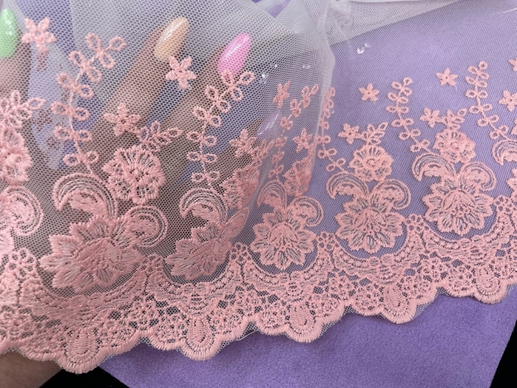 Pink lace on a grid, width 28.5 cm, cut 45 cm