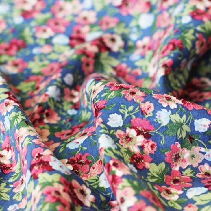 Ткань для пэчворка Hobby and you "Цветы на синем" 100% хлопок, размер 50Х50 см