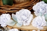 Набор цветов из ткани ручной работы Rosalina "Белые розы", 6 цветочков + 3 листочка, размер от 3 см до 4,5 см